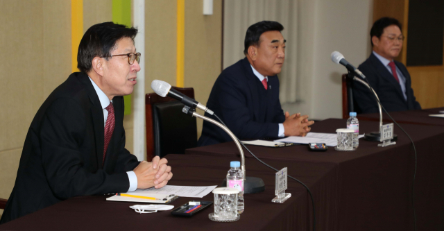 부산 연제구 부산시청 26층 회의실에서 지난 12일 열린 부울경 메가시티 관련 간담회장에서 박형준(왼쪽) 부산시장이 발언하고 있다. 강선배 기자 ksun@