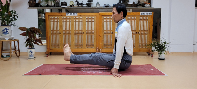 브라마차리아 아사나를 실행할 때는 상체를 바르게 세우고 다리를 곧게 펴고 앉아 엉덩이 옆 바닥에 양손을 붙인다. 팔꿈치가 구부러지지 않게 펴고 양다리를 위로 들어 올린다. 팔 근육, 복부 근육, 하단전을 강화해 주며 괄약근의 수축력을 높여 요실금에 도움이 된다. 욕망을 다스려 의지력을 높이는 데도 유용하다. 시연 최진태.