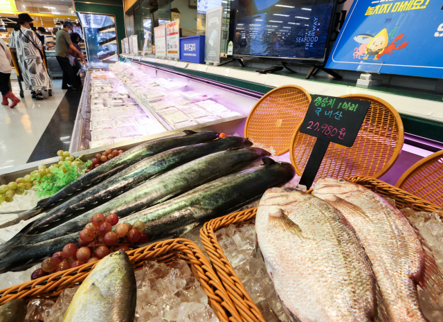 지난달 5일 추석 연휴를 앞두고 서울 시내 대형마트 수산물 판매대에서 시민들이 장을 보고 있다. 연합뉴스