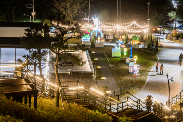 진주시는 일몰제 대상인 소망진산을 매입해 유등테마공원을 조성했다. 김현우 기자