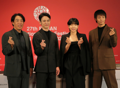 올해 부산국제영화제 폐막작인 영화 ‘한 남자’의 주역들이 14일 오전 부산 해운대구 KNN시어터에서 열린 기자회견에 참석해 포즈를 취하고 있다. (왼쪽부터) 이시카와 케이 감독, 배우 쓰마부키 사토시, 안도 사쿠라, 구보타 마사타키. 문경덕 인턴기자