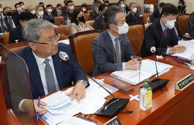 14일 국회 환경노동위원회에서 한국수자원공사 등에 대한 국정감사가 열리고 있다. 앞줄 왼쪽부터 박재현 한국수자원공사 사장, 안병옥 한국환경공단 이사장, 송형근 국립공원공단 이사장. 국회사진기자단