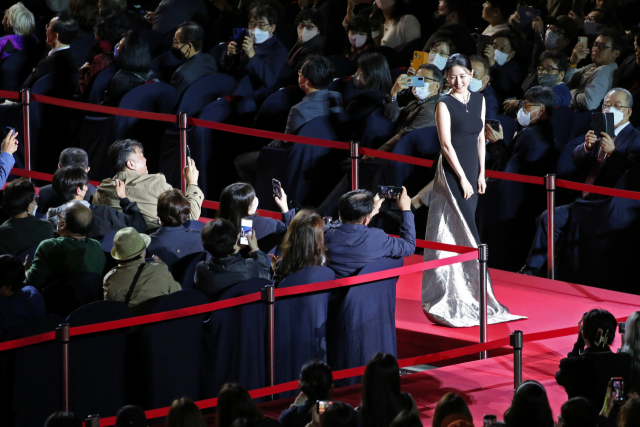 제27회 BIFF 폐막식에서 배우 이영애가 레드카펫을 걷고 있다. 문경덕 인턴기자