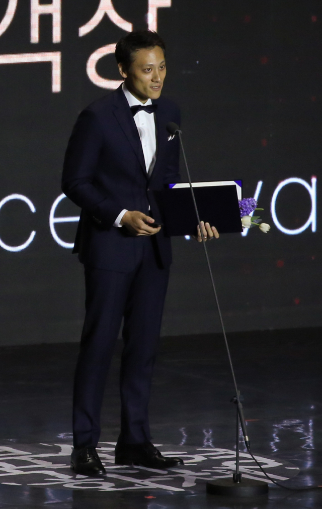 제27회 BIFF 폐막식에서 ‘플래시 포워드 관객상’을 받은 ‘라이스보이 슬립스’ 앤서니 심 감독이 수상 소감을 밝히고 있다. 문경덕 인턴기자