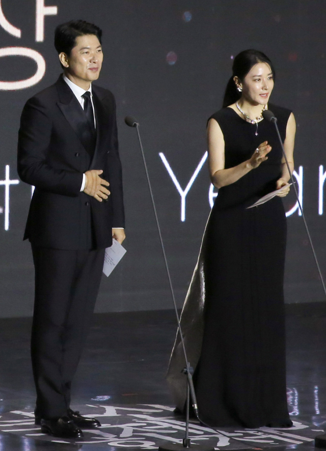제27회 BIFF 폐막에서 ‘올해의 배우상’ 수상자로 나선 배우 김상경(왼쪽)과 이영애. 안지현 인턴기자