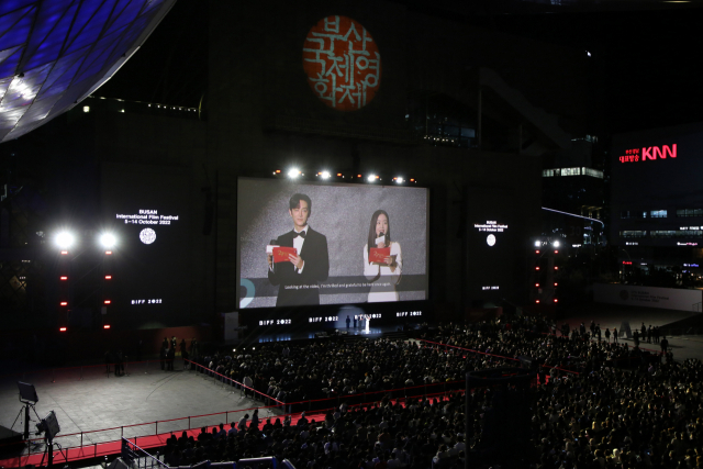 영화의전당에서 열린 제27회 부산국제영화제(BIFF) 폐막식. 자원봉사자 헌정 영상을 폐막식에서 상영하는 건 BIFF 전통이다. 부산일보DB
