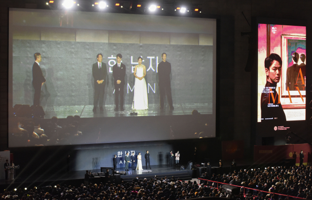 제27회 BIFF 폐막작으로 선정된 일본 영화 ‘한 남자’ 감독과 배우가 무대에서 인사를 하고 있다. 안지현 인턴기자