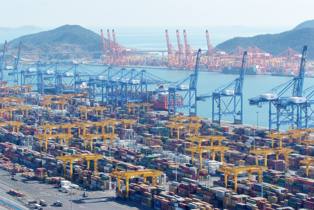상하이컨테이너운임지수(SCFI)가 경기침체에 따른 물동량 감소로 17주째 하락하며 또 연중 최저치를 기록했다. 컨테이너 화물로 가득 찬 부산항 신항 전경. 부산일보DB