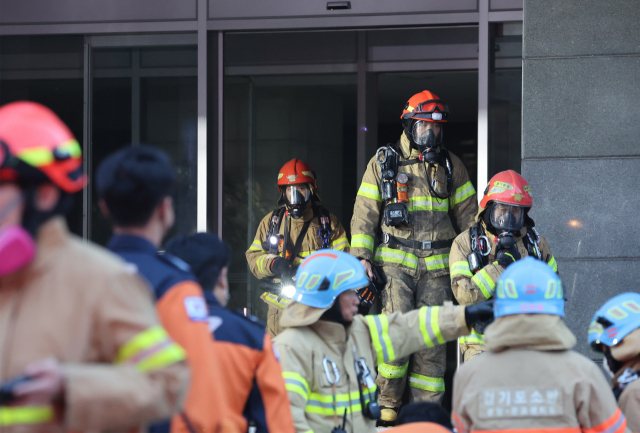 15일 오후 화재가 발생한 경기 성남시 분당구 삼평동 SK 판교 캠퍼스 A동에서 소방관들이 분주하게 움직이고 있다. 불이 난 건물은 네이버, 카카오, SK통신사가 데이터를 관리하는 업무 시설이다. 이 불로 현재 카카오톡, 카카오 택시, 포털사이트 다음 등 통신 장애가 발생하고 있다. 연합뉴스