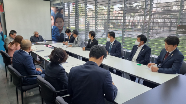 부산시의회 2030부산월드엑스포 유치 홍보단이 14일(현지시간) 페루 교육부 차관 등과 부산월드엑스포의 남미 홍보 방안을 논의하고 있다.