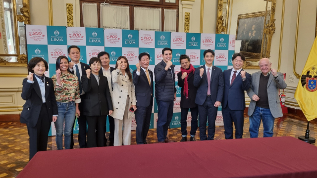부산시의회 2030부산월드엑스포 유치 홍보단이 13일(현지시간) 페루 수도 리마의 시의회 의원들과 기념촬영을 하고 있다.