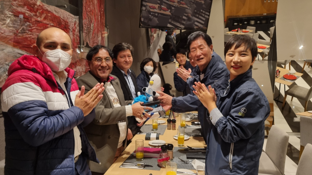 부산시의회 2030부산월드엑스포 유치 홍보단이 14일(현지시간) 페루 통상관광부 관계자들에게 부산월드엑스포 기념품을 전달하고 있다.