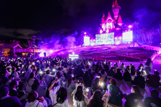 BTS의 2030 부산세계박람회 유치 기원 콘서트가 열린 날 밤 동부산 부산롯데월드에서는 새벽까지 애프터 파티가 이어져 흥을 돋웠다. 부산롯데월드 제공