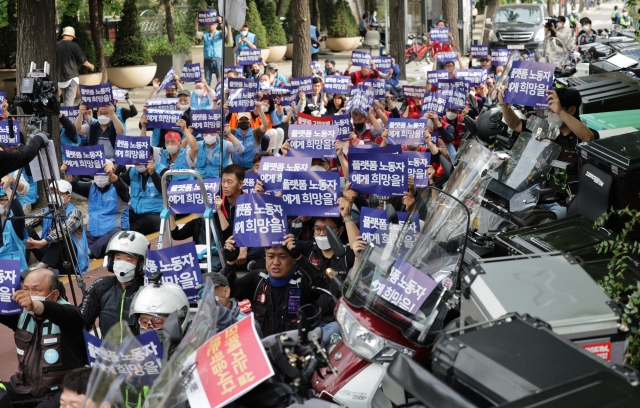 지난 9월 28일 서울 여의도 국민은행 앞에서 라이더유니온, 전국대리운전노조 등 플랫폼노동자 단체들이 플랫폼 노동제도 개선 등을 촉구하며 구호를 외치고 있다. 연합뉴스