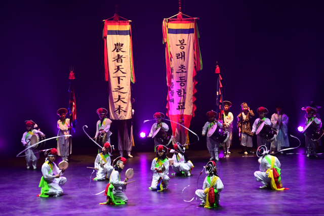2022 진주 세계민속예술 비엔날레 개막공연 중인 진주 봉래초등학교. 김현우 기자