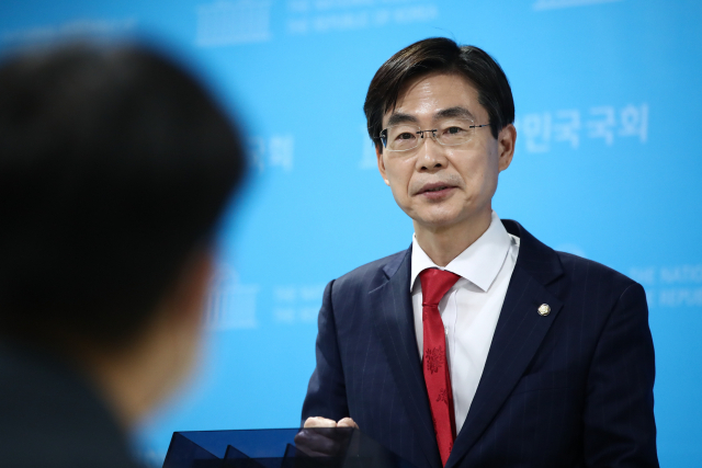 국민의힘 조경태 의원이 16일 국회 소통관에서 자체 핵 개발 추진 기자회견을 마친 뒤 취재진의 질문에 답변하고 있다. 김종호 기자 kimjh@