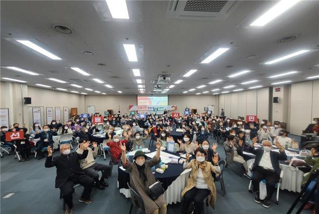 부산시와 부산권역선배시민교육지원센터(센터장 조수경·금정구노인복지관 관장)는 11일 부산시의회 대회실에서 ‘2022 부산권역 선배시민대회-선배시민 공동체를 디자인하다’를 개최했다.