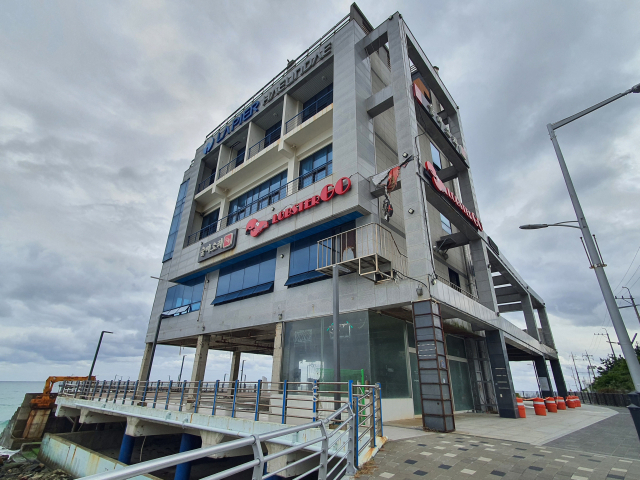 부산 해운대구 송정해수욕장 인근의 송정해양레저컨트롤하우스(송정마리나). 오랫동안 영업을 안 해 텅 빈 채로 수년째 방치돼 있다. 김성현 기자 kksh@