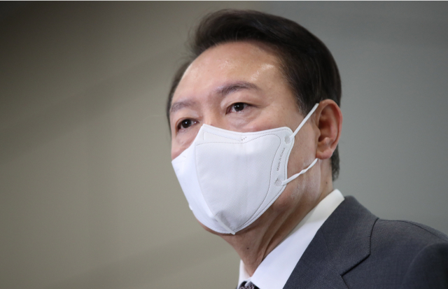 윤석열 대통령이 14일 오전 서울 용산 대통령실 청사로 출근하며 기자들과 질의응답을 하고 있다. 연합뉴스