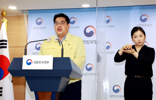 손영래 중앙사고수습본부 사회전략반장이 지난 14일 정부서울청사 브리핑실에서 코로나19 대응 정례브리핑을 하고 있다. 연합뉴스