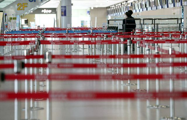 사진은 지난 2020년 3월 부산 강서구 김해공항 국제선이 텅 비어 있는 모습. 부산일보DB