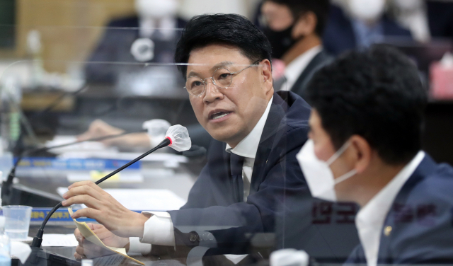 국민의힘 장제원 의원이 14일 오전 경남 창원시 의창구 경남도청에서 열린 2022년 국회 행정안전위원회 경남도 국정감사에서 질의하고 있다. 연합뉴스