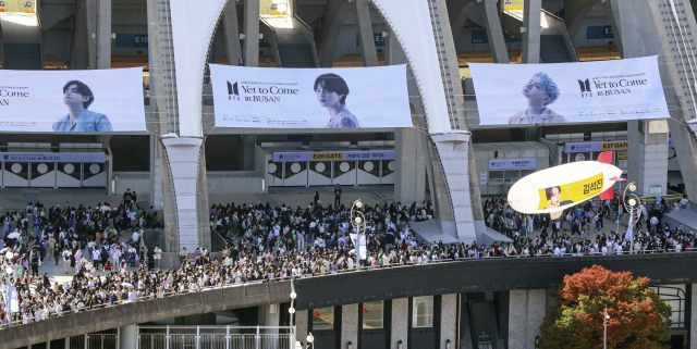 2030부산월드엑스포 유치 기원 콘서트 'BTS 옛 투 컴 인 부산(Yet To Come In BUSAN)’이 열린 15일 콘서트장인 부산 연제구 아시아드주경기장 주변이 입장을 기다리는 팬들로 가득하다. 김종진 기자 kjj1761@