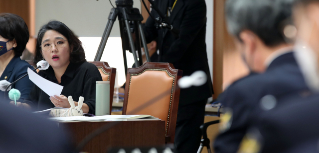 기본소득당 용혜인 의원이 국회 행정안전위원회의 경찰청 국정감사에서 윤희근 경찰청장에게 질의하고 있다. 연합뉴스