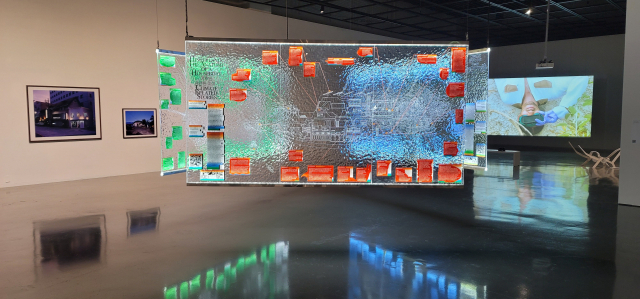 부산현대미술관 전시장. 가운데 작품이 PACK의 '힌터랜드: 하우스보트 해부도'. 오금아 기자