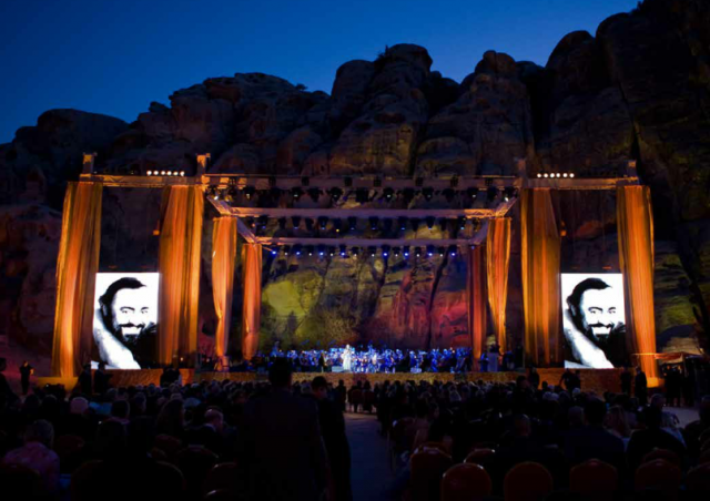 파바로티 서거 15주년을 맞아 오는 26일 부산에서 기념 공연이 열린다. 사진은 요르단 페트라에서 열렸던 공연 장면. 솔오페라단 제공