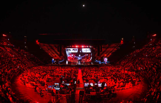 파바로티 서거 15주년을 맞아 오는 26일 부산에서 기념 공연이 열린다. 사진은 이탈리아 아레나 디 베로나 극장에서의 공연 장면. 솔오페라단 제공