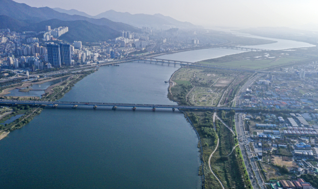 환경부가 낙동강에 TOC 총량 관리제를 도입하기 밝힌 17일 부산 북구 화명대교 인근 낙동강 전경. 김종진 기자 kjj1761@