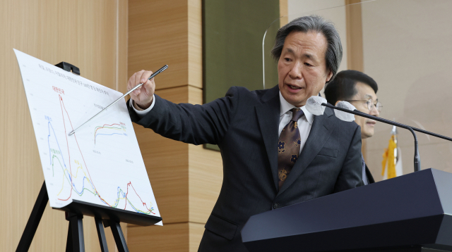 정기석 코로나19 특별대응단장 겸 국가감염병위기대응자문위원장이 17일 서울 종로구 정부서울청사 별관에서 국가 감염병 위기대응 자문위원회 회의결과에 대해 설명하고 있다. 연합뉴스