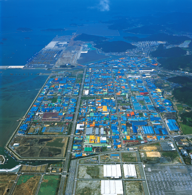 교통 여건이 열악한 지방 산업단지의 중소기업에 근무하는 청년 근로자들에게 교통비를 지원해 주는 ‘청년동행카드’ 사업이 올 연말로 종료될 예정이어서, 중기와 청년층의 실망감이 매우 크다. 부산 강서구 명지녹산국가산업단지 전경. 부산일보DB