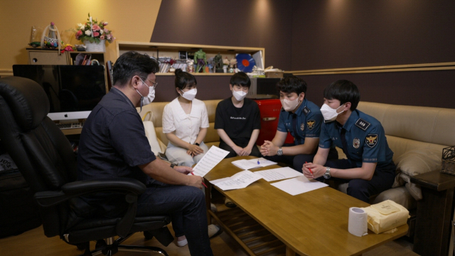 동아대 음악학과 학생들과 부산 사하경찰서 여성청소년계 관계자들이 ‘학교폭력예방 캠페인송’ 제작을 위해 회의를 진행하고 있다. 동아대 제공