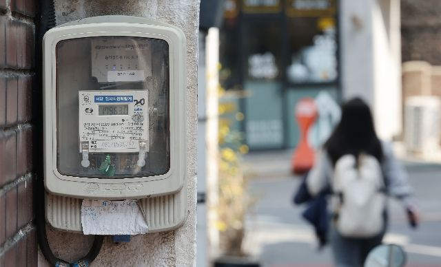 사진은 서울의 한 주택가에 전기계량기가 설치돼 있는 모습. 위 사진은 기사 내용과 관련 없습니다. 연합뉴스 자료사진