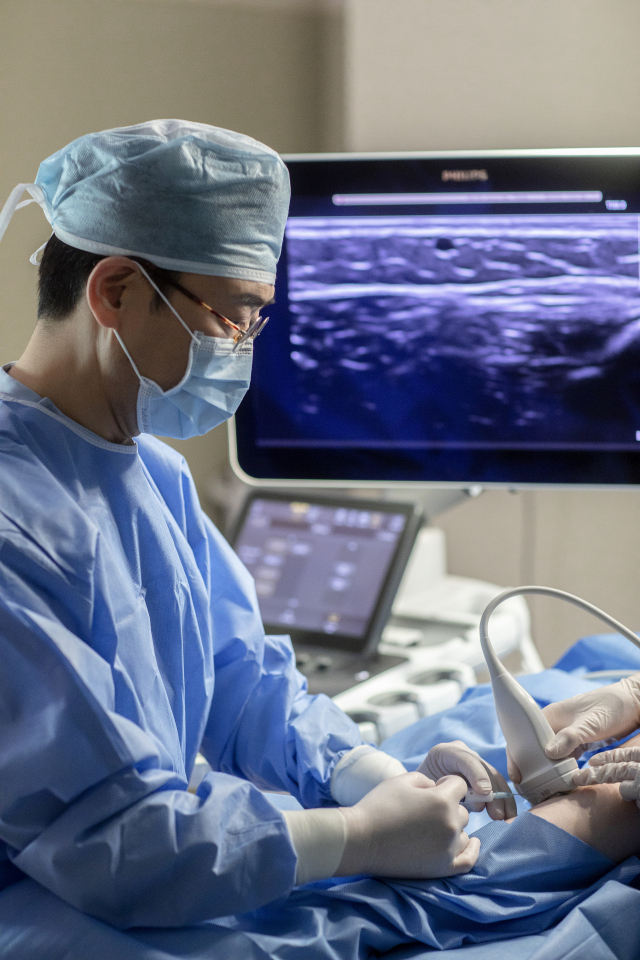 레다스흉부외과의원 김병준 원장은 독창적인 진료 프로세스 개발과 국제인증 획득 등을 통해 ‘하지정맥류 치료의 세계적 표준’ 정립을 시도하고 있다. 레다스흉부외과의원 제공