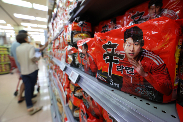 사진은 서울의 한 대형마트 라면 코너. 연합뉴스