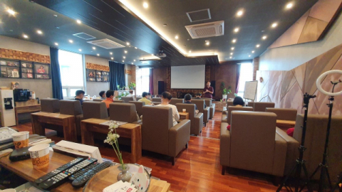 위쪽부터 라온음악당에서 열린 ‘소리숲’ 공연, 스페이스 움 기획 공연 ‘시월의 어느 멋진 날에’서 열창하는 소프라노 장은녕, 오페라와 클래식 공연 감상회를 여는 오페라바움. 라온음악당·오페라바움 제공