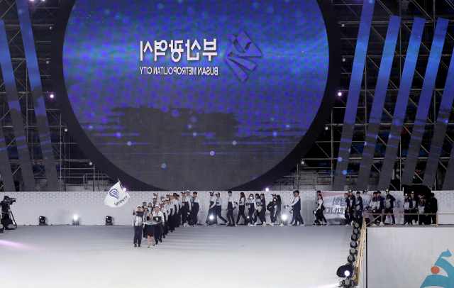 지난 13일 막을 내린 제103회 전국체육대회에서 부산 선수단은 총 179개 메달을 따 종합 8위를 차지했다. 부산 선수단은 3관왕 4명, 2관왕 12명을 배출하는 등 좋은 성적을 거뒀다. 지난 7일 개회식에서 부산 선수단이 입장하고 있다. 부산시체육회 제공