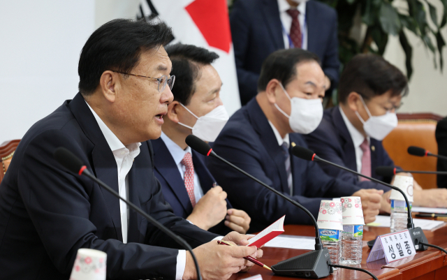 국민의힘 정진석 비상대책위원장이 17일 국회에서 열린 비상대책위원회의에서 발언하고 있다. 김종호 기자 kimjh@