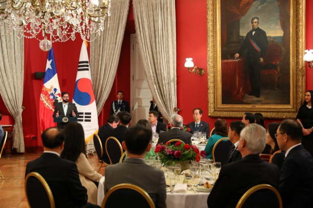 한덕수 국무총리가 지난 11일(현지시간) 칠레 산티아고 대통령궁에서 열린 가브리엘 보리치 폰트 대통령 주최 공식 오찬에 참석한 모습. 국무총리실 제공
