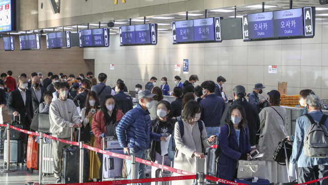 일본 무비자 입국이 2년 7개월 만에 재개된 지난 11일 오전 부산 김해공항 국제선 청사가 비행기를 타려는 승객들로 활기를 띠고 있다. 김종진 기자 kjj1761@