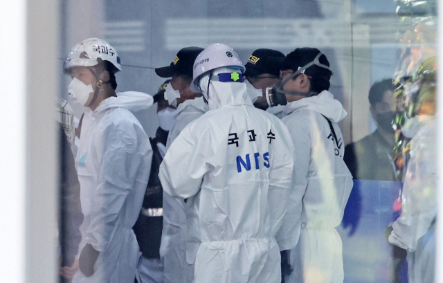 카카오톡 등 카카오 관련 서비스 장애 사태를 발생시켰던 화재 합동감식 작업이 17일 경기도 성남시 판교 SK C＆C 데이터센터에서 열렸다. 경찰과 소방, 국과수 관계자들이 감식을 위해 현장으로 들어가고 있다. 연합뉴스