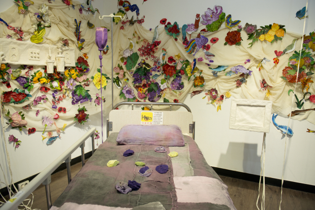 김경화와 윤필남 작가 2인전 '네트 투 네트'에 전시된 작품 '병원'. 작가 제공