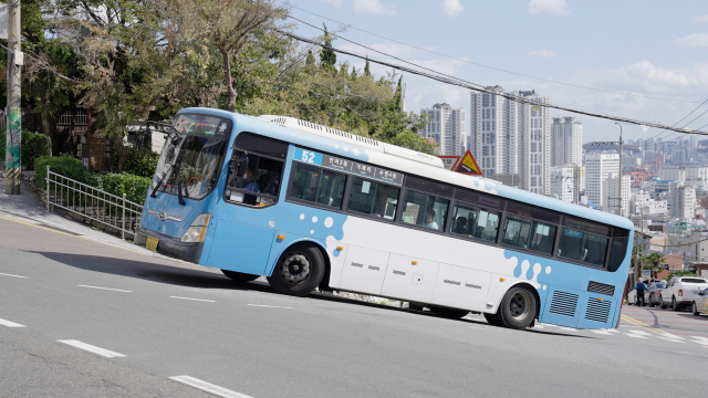 유튜브에 '산복도로'를 검색하면 가장 먼저 '부산 버스 드리프트'가 나옵니다.버스가 180도 가까이 꺾이는 이 모습은 신기한 장면이지만, 산복도로에서 안전 운전해야 할 이유를 보여줍니다.