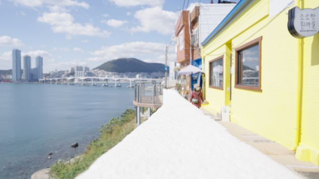 부산 영도구 흰여울문화마을은 해안 절벽 위에 있어 이색적인 풍경으로 유명합니다.바다 위에 있어 '산복'이라는 단어를 떠올리기 쉽지 않지만, 흰여울문화마을도 영도 섬 전체를 두르는 산복도로와 맞닿아있습니다.