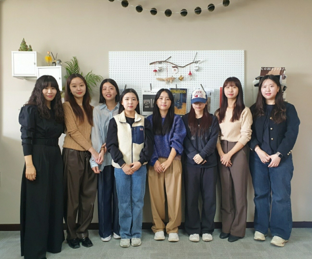 경성대학교(총장 이종근) 패션디자인학과(학과장 채희주) 세 팀 학생들이 15일 서울대 글로벌공학교육센터에서 개최된 ‘2022년 한국의류학회 패션상품기획 콘테스트’에서 장려상을 받았다.