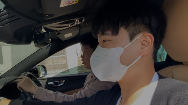 '부산 버스 드리프트'로 유명한 이 도로에서 직접 차를 타보면 어떨까. 오르막이 끝난 직후 급격한 코너링을 할 때, 마치 롤러코스터를 타는 기분이 들었습니다.