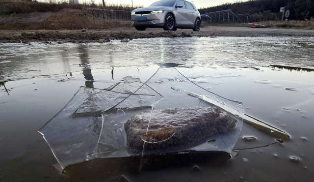 한파특보가 내려진 가운데 아침 최저기온이 영하 4도까지 떨어진 18일 강원 평창군 대관령의 도로변 웅덩이에 고인 물이 꽁꽁 얼었다. 연합뉴스